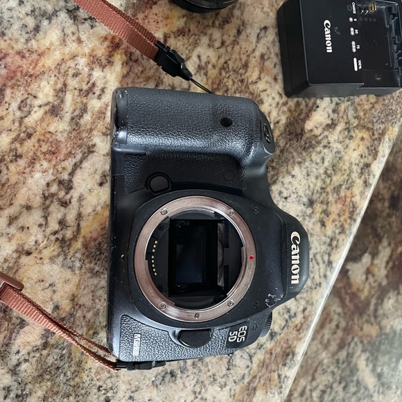 Canon EOS 5D Mark III bundle - Picture 3 of 11